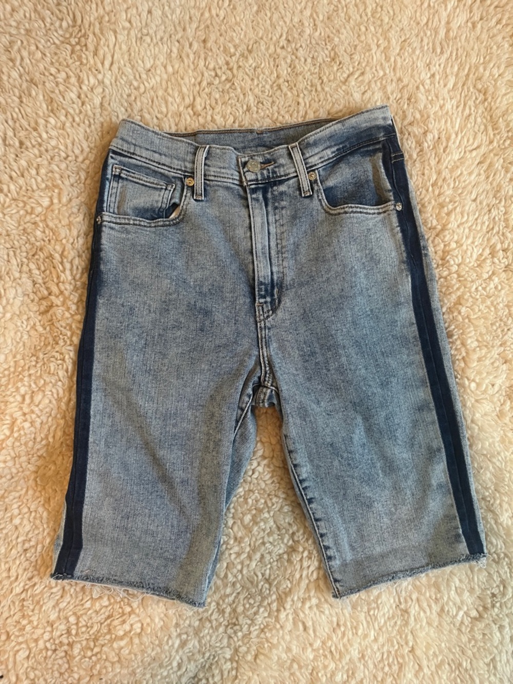 Levi’s Mile High Bermuda Women’s Washed Blue Denim Shorts Size 28